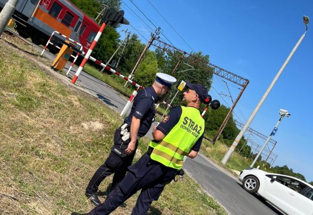 Wzmożone działania służb na przejazdach kolejowych w Chełmie. Funkcjonariusze apelują o ostrożność (zdjęcia)