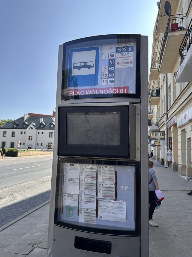 Ekran na przystanku nie działa i nadal nie będzie działał. „Naprawa kosztowna i nieopłacalna” (zdjęcia)