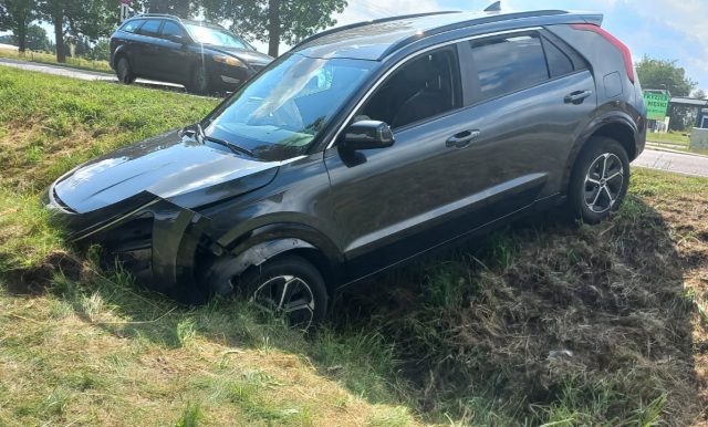 Trzecie dziś zdarzenie na tej trasie. Wyjeżdżała z Biedronki, wpadła do rowu (zdjęcia)