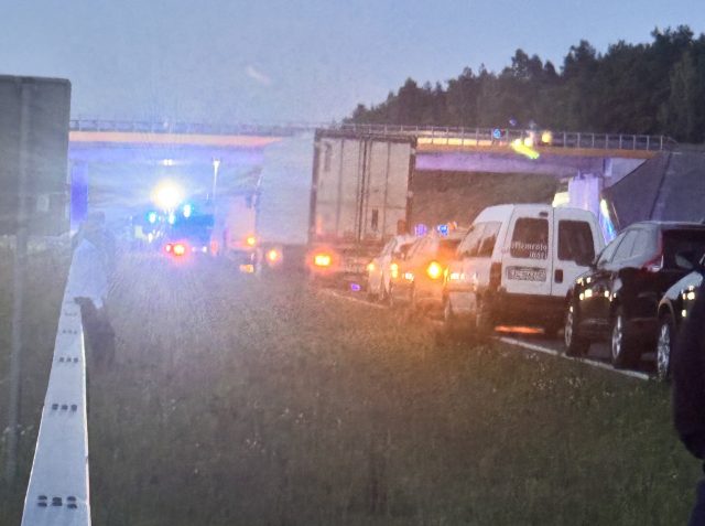 Po nocnym wypadku na drodze S17 zamknięty odcinek ekspresówki w stronę Lublina. W akcji ratunkowej dwa śmigłowce LPR (zdjęcia)