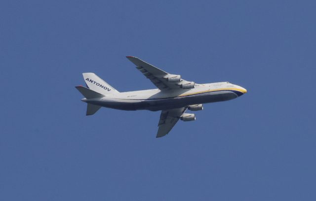 Kolejny ogromny samolot na lubelskim lotnisku. Poranne lądowanie An-124 (zdjęcia, wideo)