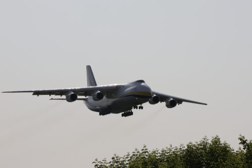 Kolejny ogromny samolot na lubelskim lotnisku. Poranne lądowanie An-124 (zdjęcia, wideo)