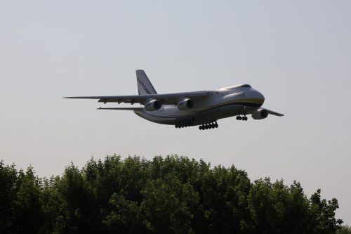 Kolejny ogromny samolot na lubelskim lotnisku. Poranne lądowanie An-124 (zdjęcia, wideo)