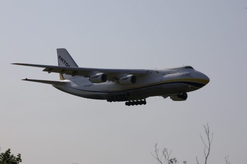 Kolejny ogromny samolot na lubelskim lotnisku. Poranne lądowanie An-124 (zdjęcia, wideo)