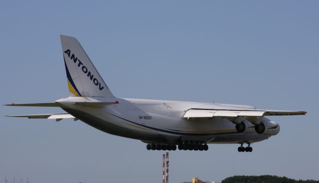Kolejny ogromny samolot na lubelskim lotnisku. Poranne lądowanie An-124 (zdjęcia, wideo)