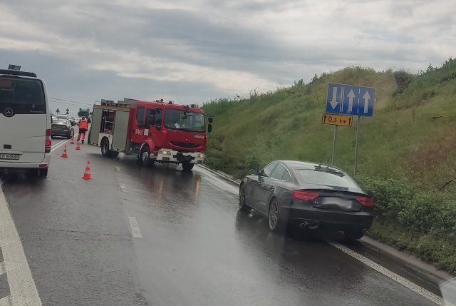 Wypadek w Ciecierzynie. Kobieta trafiła do szpitala po dachowaniu pojazdu (zdjęcia)