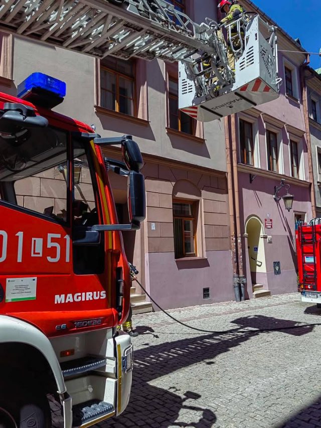 Przechodnie dostrzegli dym wydobywający się z dachu kamienicy na Starym Mieście. Paliło się w rynnie (zdjęcia)