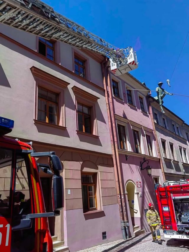 Przechodnie dostrzegli dym wydobywający się z dachu kamienicy na Starym Mieście. Paliło się w rynnie (zdjęcia)