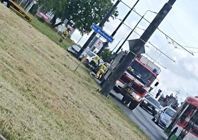 W nazwie ma rondo, choć nim nie jest. Znów zderzyły się tam dwa auta, tym razem oba to audi (zdjęcia)