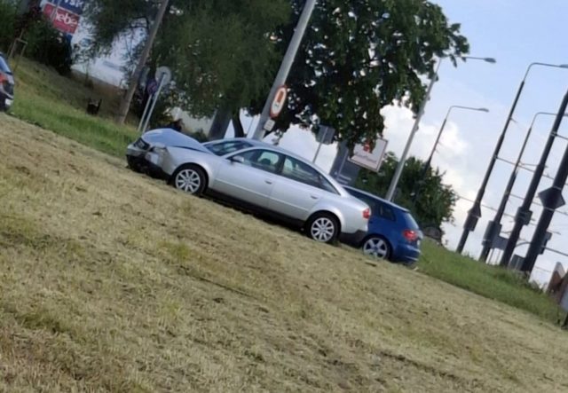 W nazwie ma rondo, choć nim nie jest. Znów zderzyły się tam dwa auta, tym razem oba to audi (zdjęcia)