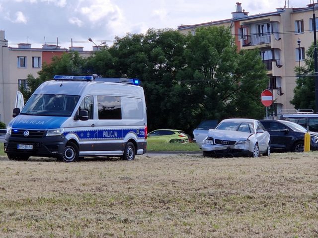 W nazwie ma rondo, choć nim nie jest. Znów zderzyły się tam dwa auta, tym razem oba to audi (zdjęcia)
