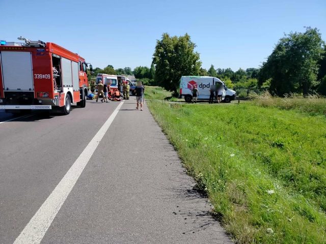 Zderzenie motocyklisty z autem dostawczym. Trwa akcja ratunkowa, na pomoc leci śmigłowiec LPR (zdjęcia)
