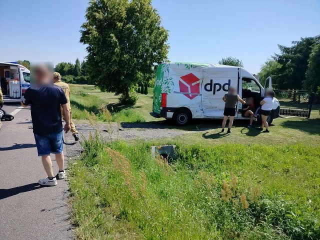 Zderzenie motocyklisty z autem dostawczym. Trwa akcja ratunkowa, na pomoc leci śmigłowiec LPR (zdjęcia)
