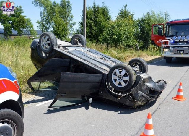 Popili, wsiedli do samochodu i ruszyli w drogę. Do celu nie dojechali, skoda uderzyła w przepust i dachowała (zdjęcia)