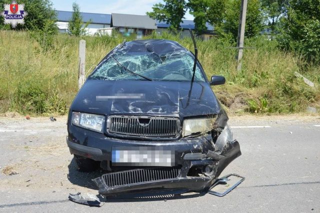 Popili, wsiedli do samochodu i ruszyli w drogę. Do celu nie dojechali, skoda uderzyła w przepust i dachowała (zdjęcia)