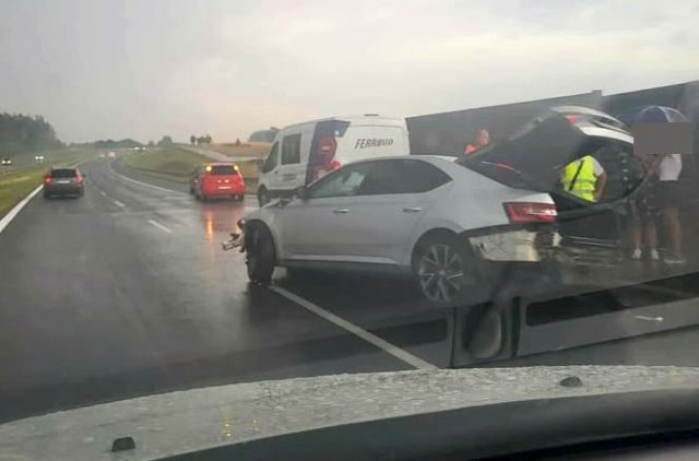 Na ekspresówce auto wpadło w poślizg i uderzyło w bariery. Są utrudnienia w ruchu (foto)