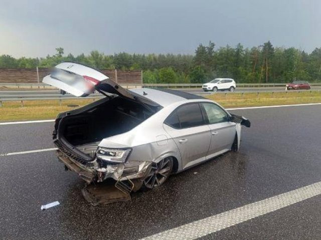 Na ekspresówce auto wpadło w poślizg i uderzyło w bariery. Są utrudnienia w ruchu (foto)