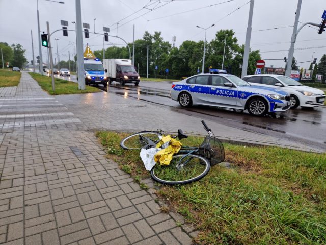 Postanowiła przejechać rowerem po przejściu i na czerwonym świetle. Została potrącona przez saaba (zdjęcia)