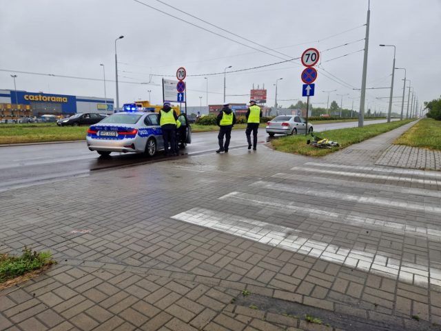 Postanowiła przejechać rowerem po przejściu i na czerwonym świetle. Została potrącona przez saaba (zdjęcia)