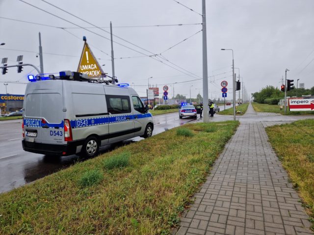 Postanowiła przejechać rowerem po przejściu i na czerwonym świetle. Została potrącona przez saaba (zdjęcia)
