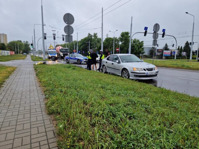 Postanowiła przejechać rowerem po przejściu i na czerwonym świetle. Została potrącona przez saaba (zdjęcia)