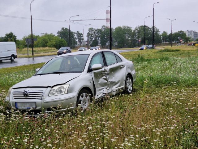 Zignorował znak stop, wjechał wprost przed BMW. Kolejny wypadek na tym skrzyżowaniu (zdjęcia)