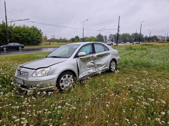 Zignorował znak stop, wjechał wprost przed BMW. Kolejny wypadek na tym skrzyżowaniu (zdjęcia)
