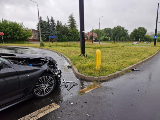 Zignorował znak stop, wjechał wprost przed BMW. Kolejny wypadek na tym skrzyżowaniu (zdjęcia)