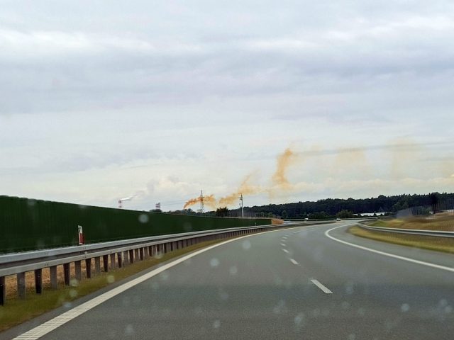 Awaria w Zakładach Azotowych w Puławach. Z komina zaczął lecieć dym w nietypowym kolorze (zdjęcia)
