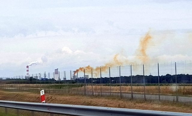 Awaria w Zakładach Azotowych w Puławach. Z komina zaczął lecieć dym w nietypowym kolorze (zdjęcia)