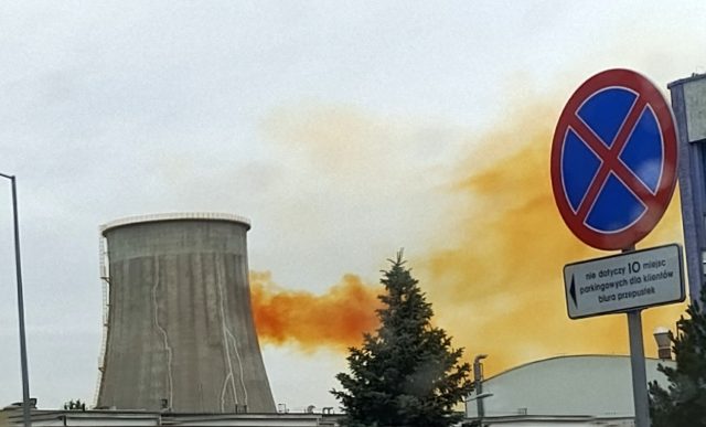 Awaria w Zakładach Azotowych w Puławach. Z komina zaczął lecieć dym w nietypowym kolorze (zdjęcia)
