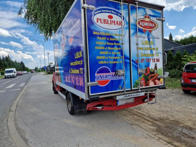 Zbyt późno zorientował się, że auta przed nim zwalniają. Wjechał w dostawczego renaulta (zdjęcia)