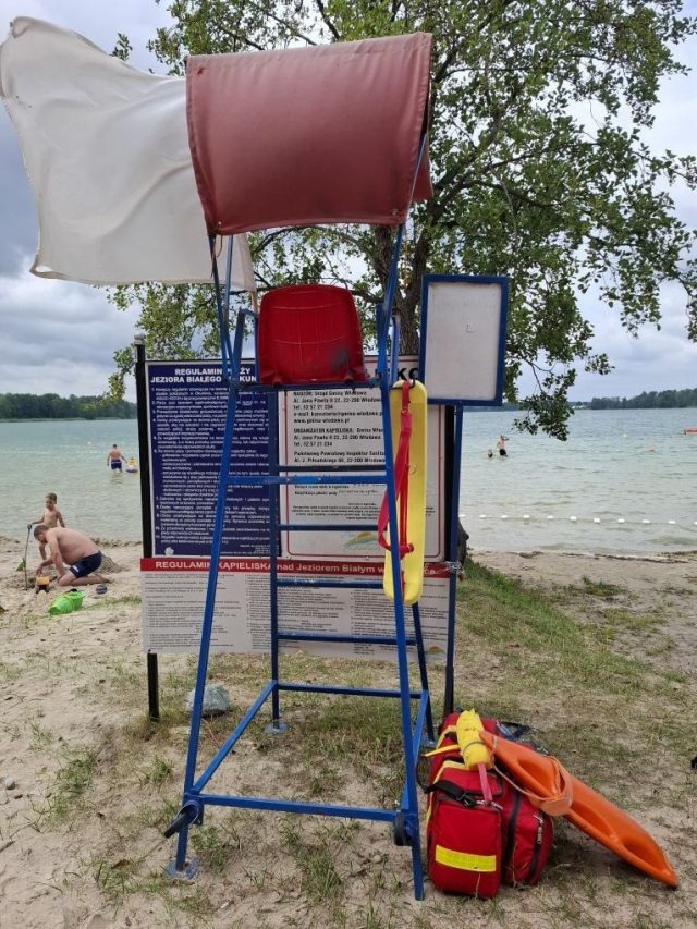 Poszaleli na wieczorze kawalerskim. Z plaży w Okunince wynieśli wieżę ratowniczą (foto)