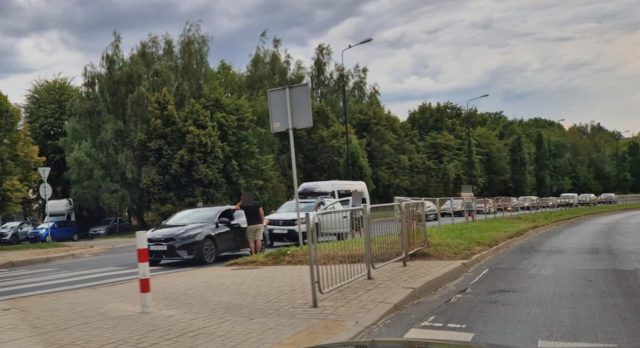 Zderzenie dacii z kią przed przejściem dla pieszych. „Nie zjechali, blokują jezdnię” (zdjęcia)
