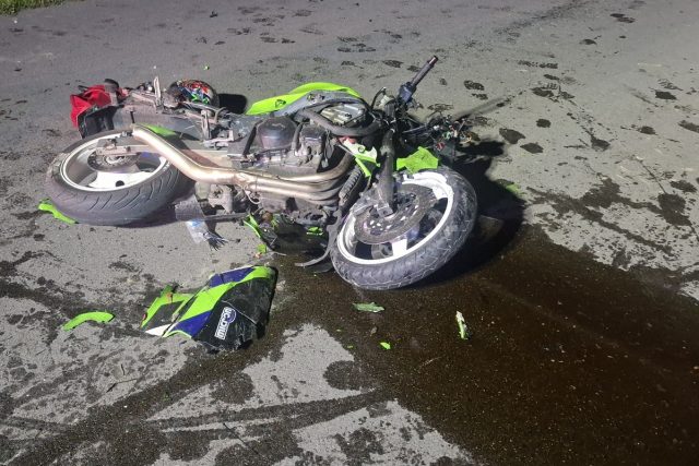 Motocyklista wjechał w nieoświetlony opryskiwacz, dwie osoby są w ciężkim stanie (zdjęcia)