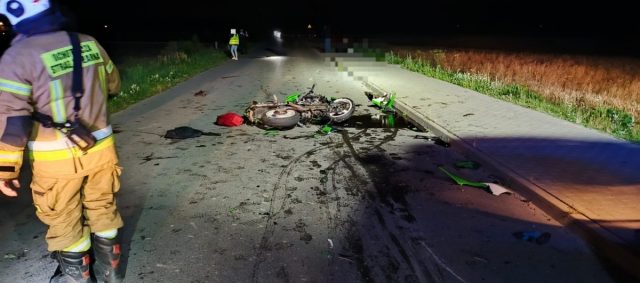 Motocyklista wjechał w nieoświetlony opryskiwacz, dwie osoby są w ciężkim stanie (zdjęcia)