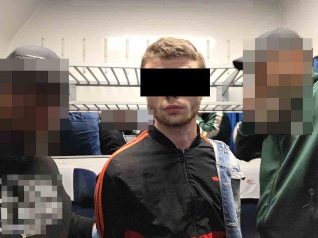 Trzech młodych mężczyzn zatrzymanych za oszustwa „na policjanta”. Seniorki straciły kilkadziesiąt tysięcy złotych (wideo, zdjęcia)