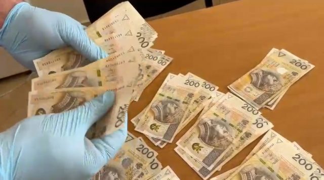 Trzech młodych mężczyzn zatrzymanych za oszustwa „na policjanta”. Seniorki straciły kilkadziesiąt tysięcy złotych (wideo, zdjęcia)
