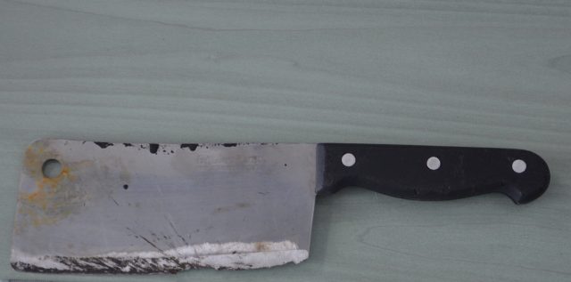 Groził sąsiadowi nożem i tasakiem. 73-latek trafił do aresztu (zdjęcia)