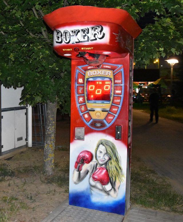 Włamania do automatów z kulkami nad Jeziorem Białym. Trzy osoby zatrzymane, w tym dwaj nastolatkowie (zdjęcia)