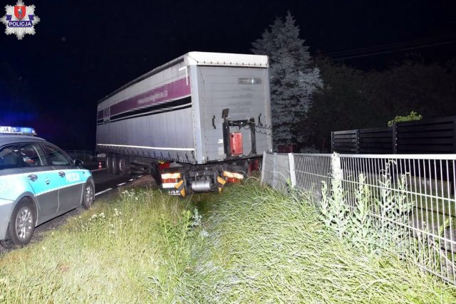 Ciężarówką wjechał do rowu. 61-latek ukarany mandatem (zdjęcia)