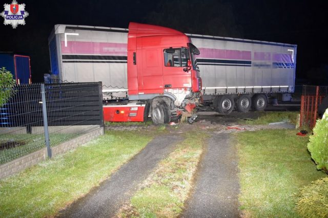 Ciężarówką wjechał do rowu. 61-latek ukarany mandatem (zdjęcia)