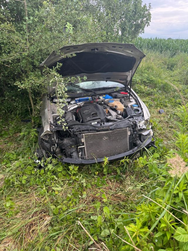 Volkswagen wypadł z drogi, kierujący trafił do szpitala (zdjęcia)