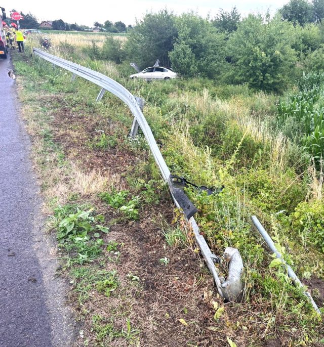 Volkswagen wypadł z drogi, kierujący trafił do szpitala (zdjęcia)