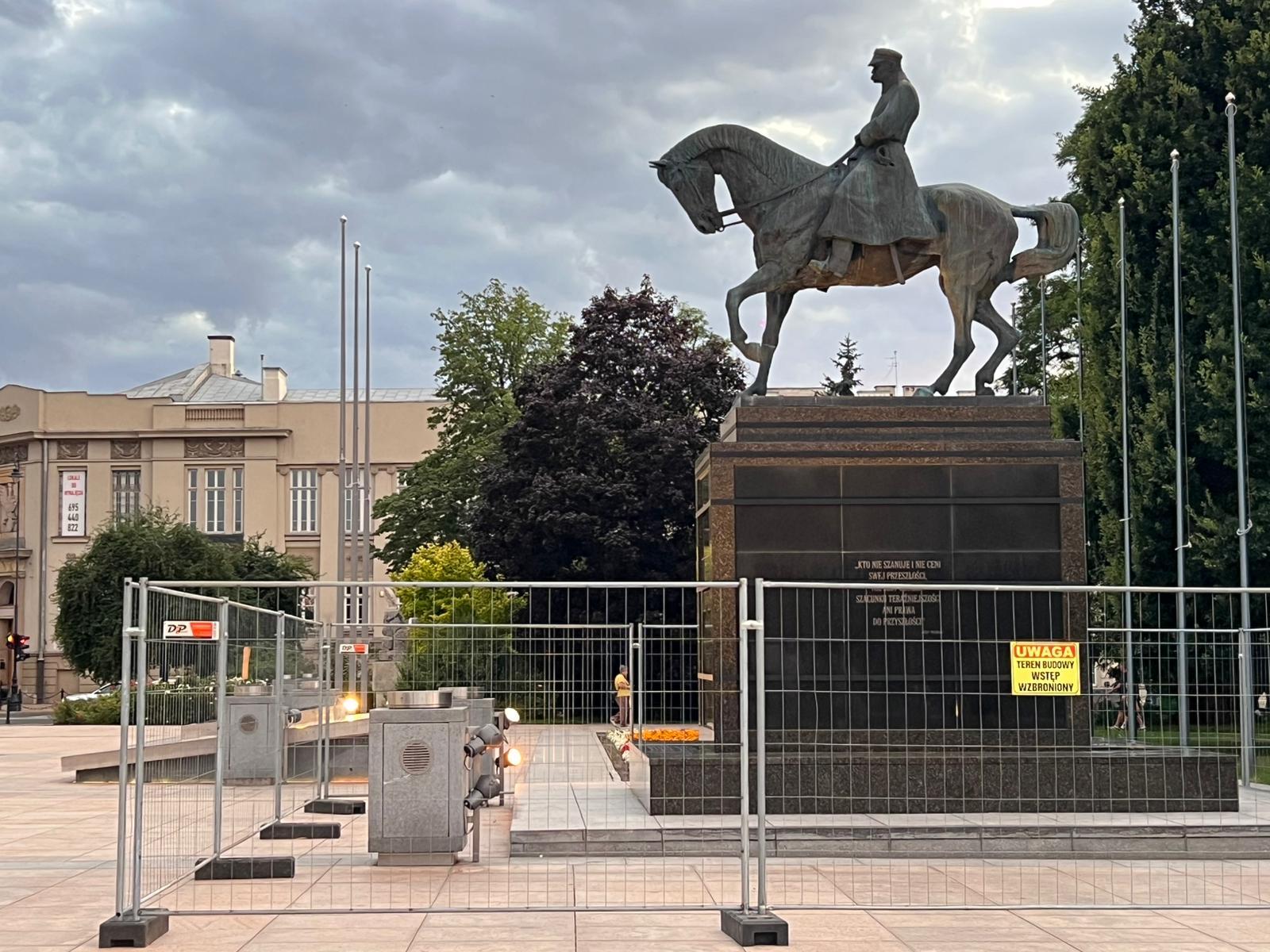 Rozpocz Si Remont Coko u Pomnika Marsza ka Pi sudskiego Na Placu Rozpocz Si Remont Coko u Pomnika Marsza ka Pi sudskiego Na Placu
