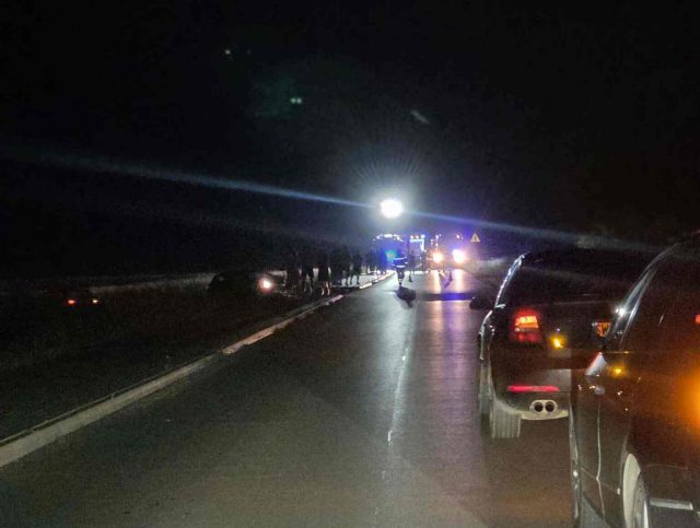 Motocyklista wjechał w nieoświetlony opryskiwacz, dwie osoby są w ciężkim stanie (zdjęcia)