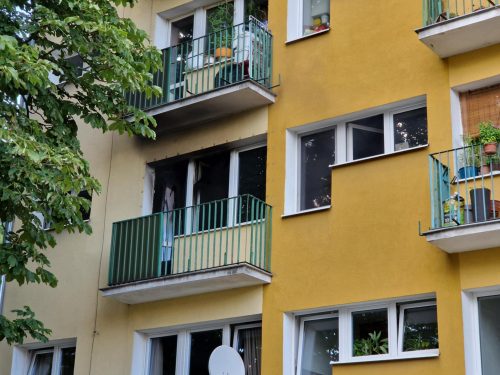 Pożar w bloku w Lublinie. Trwa akcja gaśnicza, są utrudnienia w ruchu (zdjęcia)