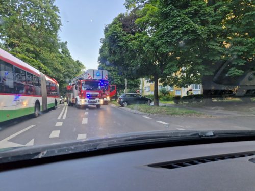 Pożar w bloku w Lublinie. Trwa akcja gaśnicza, są utrudnienia w ruchu (zdjęcia)