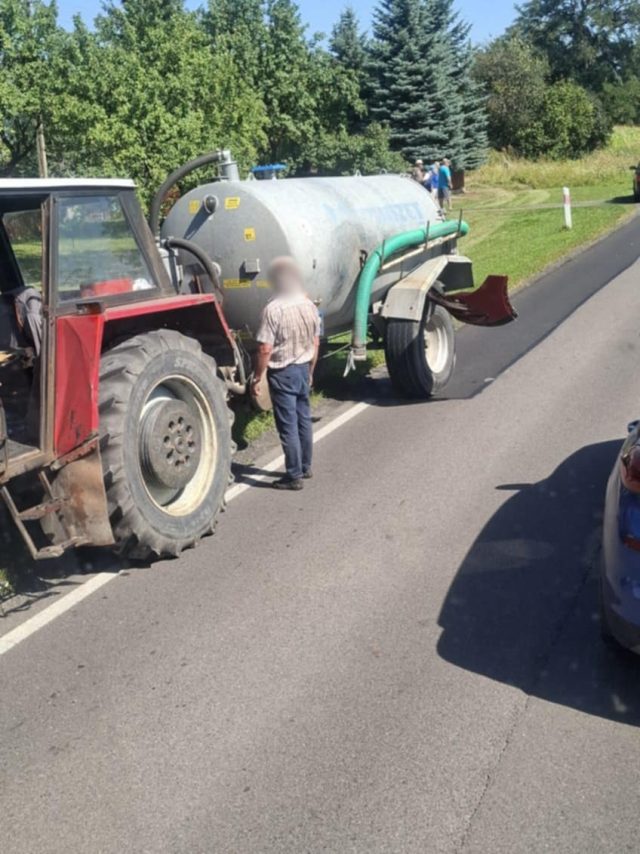 Zderzenie auta osobowego z przyczepą ciągnika rolniczego na trasie Łęczna – Włodawa (zdjęcia)
