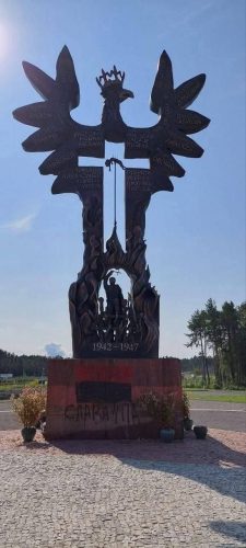 Zbezczeszczono pomnik ofiar Rzezi Wołyńskiej w Domostawie. Środowiska narodowe mówią o ciosie w polską pamięć i tożsamość (zdjęcia)